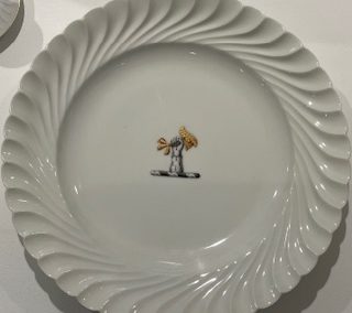 Assiette où figure la devise de Worth "Obtenir et tenir"