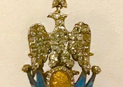 Insigne de l’Ordre de la Couronne de fer, enrichi de diamants, attribué à Eugène Beauharnais. France entre 1806-1814-Paris, musée de la Légion d’honneur.
