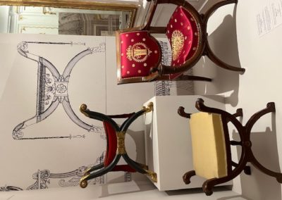 Tabouret en Xde la salle du Conseil de Malmaison et fauteuil forme curule