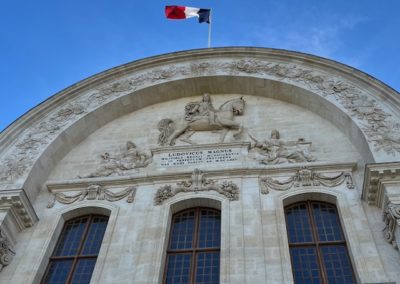 Facade - Louis XIV es represente en empereur romain entre la Justice et la Prudence
