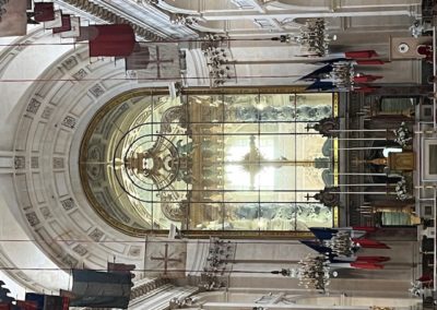 L_eglise des soldats est separee de l_eglise royale par une paroi vitree