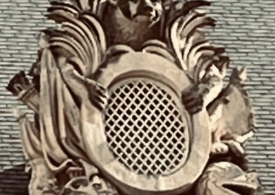 L_une des 60 lucarnes - la tete de loup est une allusion a Louvois