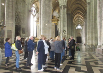 groupe-durant-la-viste-de-la-cathedrale