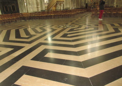 le-labyrinthe-a-l_interieur-de-la-cathedrale