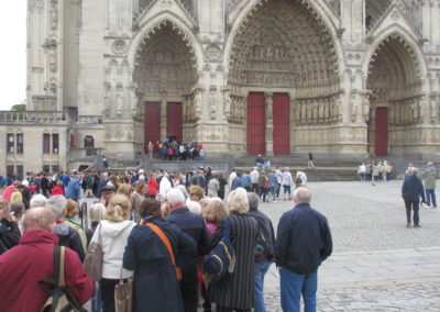 sur-le-parvis-avec-le-guide-1