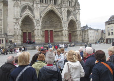 sur-le-parvis-avec-le-guide-2