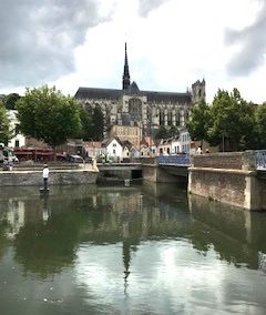 vue-cathedrale-depuis-le-quai-belu